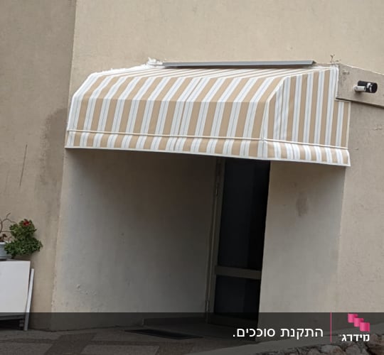 סוכך פסים בצבעי בז